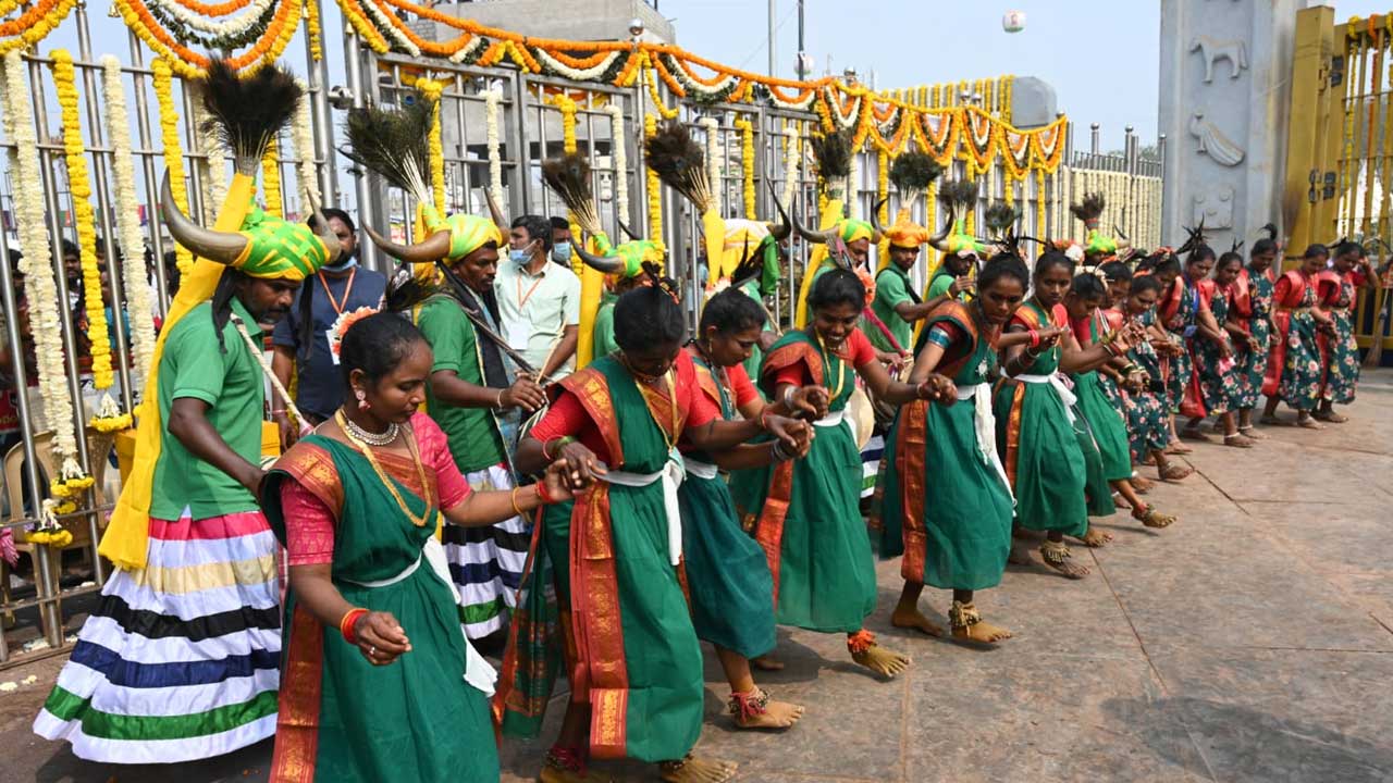 Medaram Jathara | మేడారం జాతరకు పోటెత్తిన భక్తులు.. ఫొటోలు - Image 5