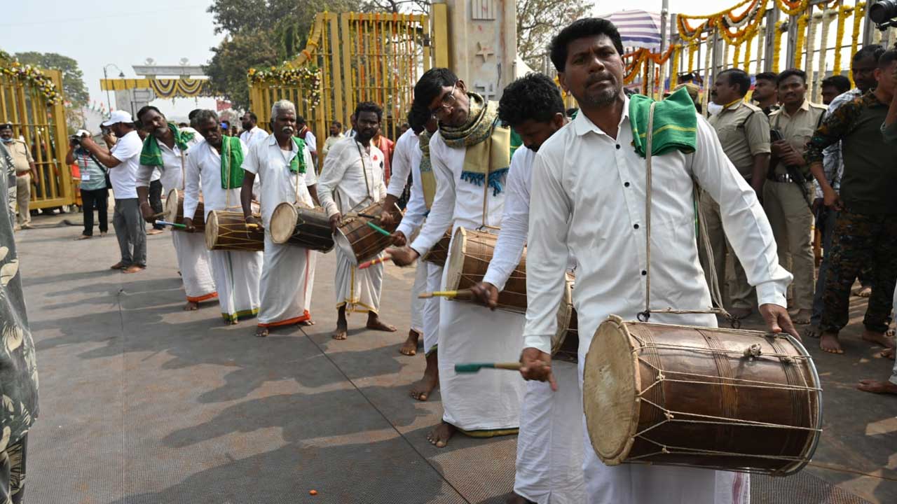 Medaram Jathara | మేడారం జాతరకు పోటెత్తిన భక్తులు.. ఫొటోలు - Image 6