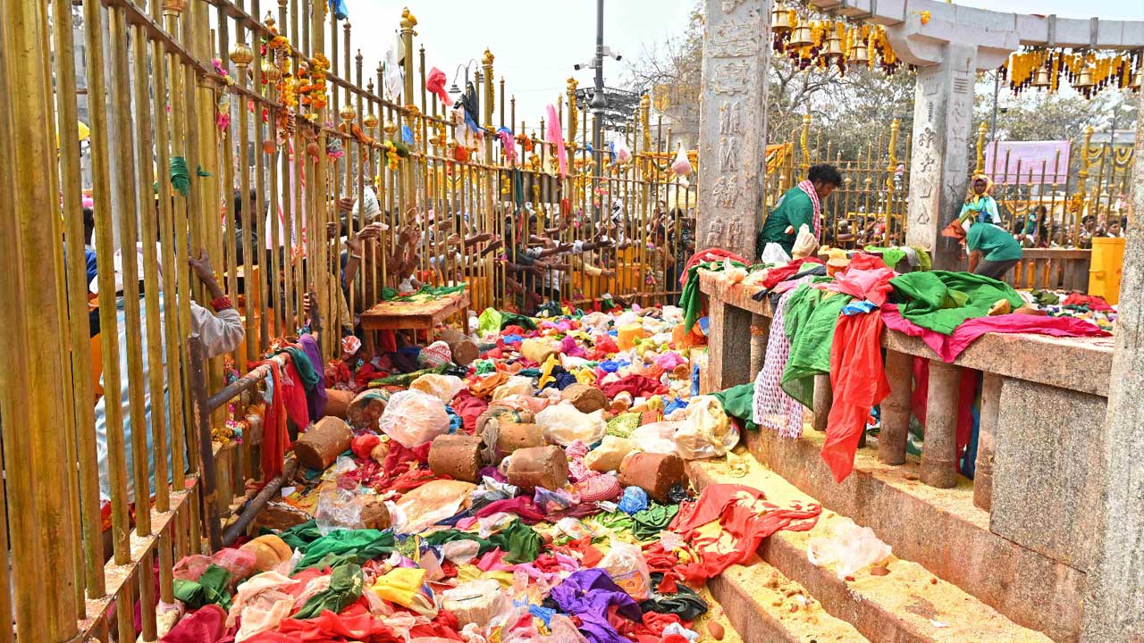 Medaram Jathara | మేడారం జాతరకు పోటెత్తిన భక్తులు.. ఫొటోలు - Image 7