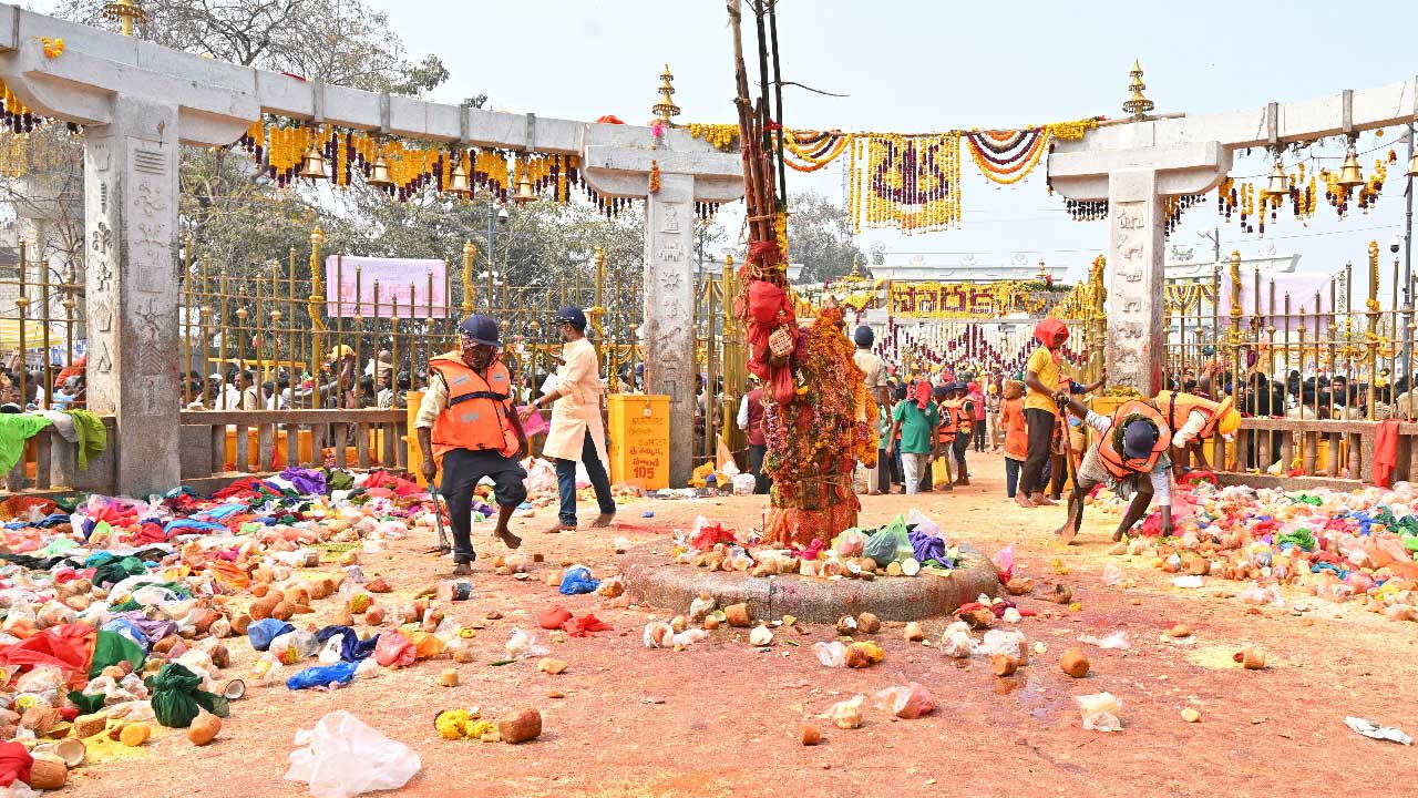 Medaram Jathara | మేడారం జాతరకు పోటెత్తిన భక్తులు.. ఫొటోలు - Image 8