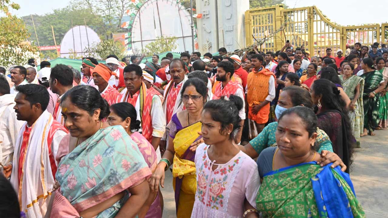 Medaram Jathara | మేడారం జాతరకు పోటెత్తిన భక్తులు.. ఫొటోలు - Image 9
