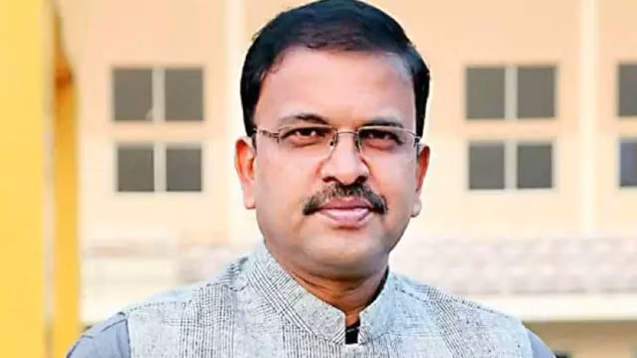 JD Lakshmi Narayana | రూ. 2.58 కోట్లు పోగొట్టుకున్న మాజీ ఐపీఎస్ జేడీ లక్ష్మీనారాయణ భార్య..!