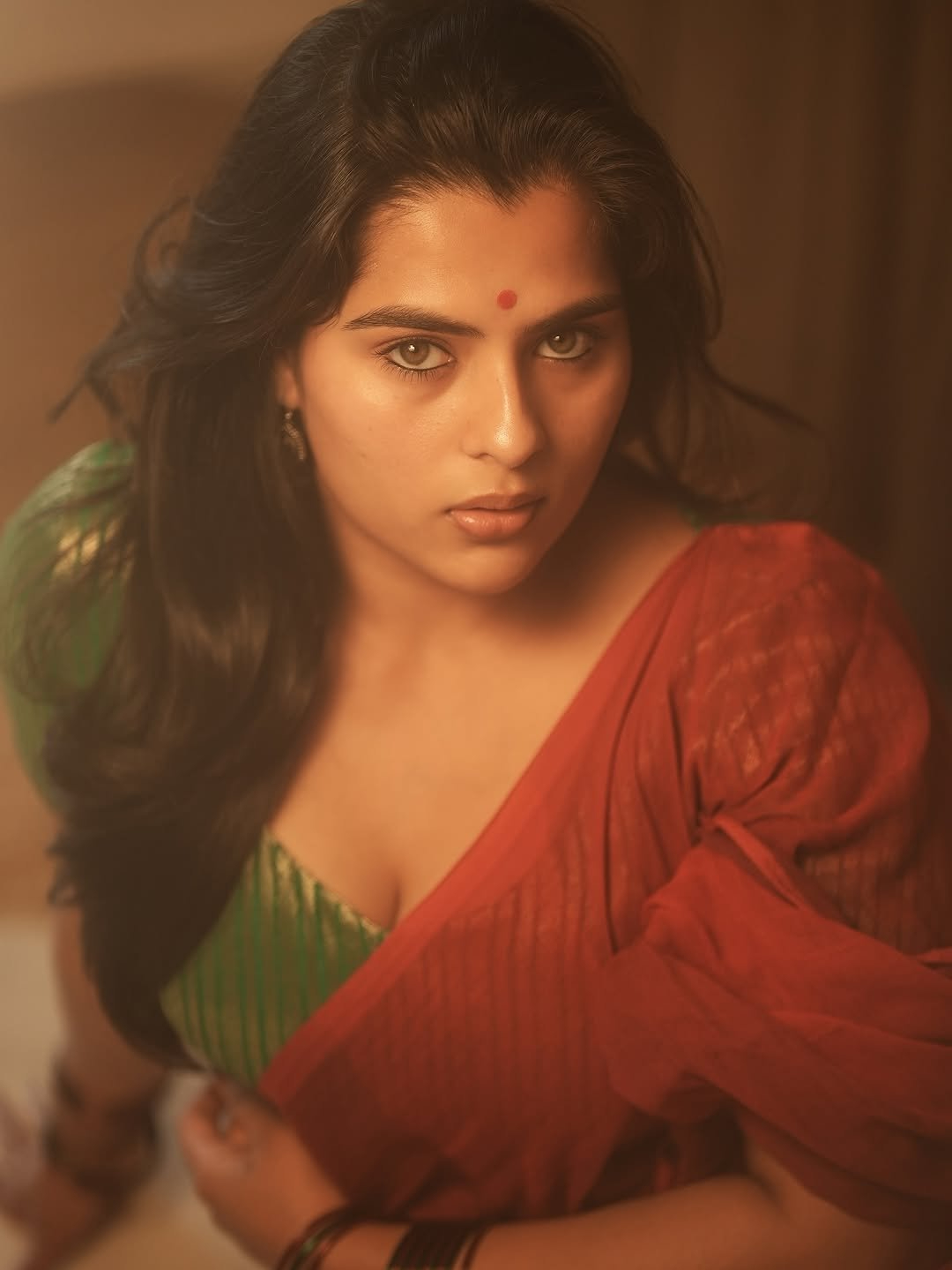రెండేళ్ల క్రితం రిలీజైన ఉస్తాద్తో చివరగా తెలుగు ప్రేక్షకులను పలకరించింది. ఓ వైపు సినిమాల్లో కొనసాగుతూనే ఎల్ఎల్బీ కూడా పూర్తి చేసింది కావ్య కళ్యాణ్ రామ్.