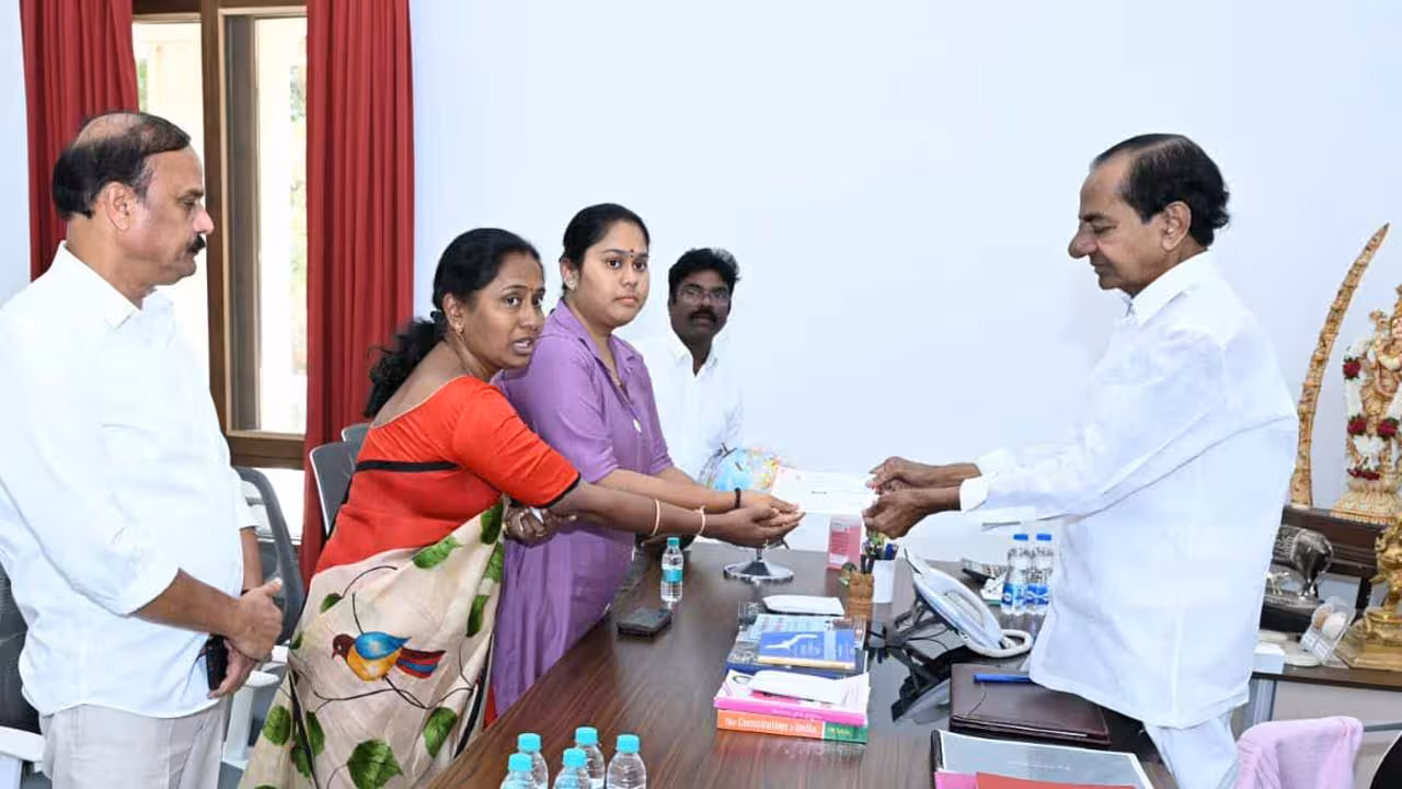 KCR | కుసుమ జగదీశ్ బిడ్డకు కేసీఆర్ అండ.. డాక్టరయ్యేందుకు ఆర్థిక సాయం..