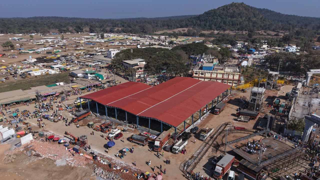 మేడారం జాతరలో చకచకా కొనసాగుతున్న ఏర్పాట్లు