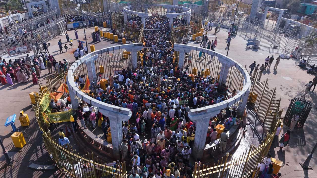 భక్తులతో కిటకిటలాడుతోన్న మేడారం