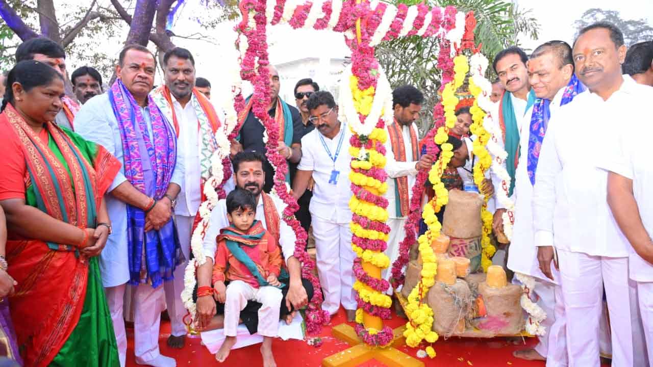మనవడితో కలిసి నిలువెత్తు బంగారాన్ని సమర్పించుకున్న సీఎం రేవంత్ రెడ్డి