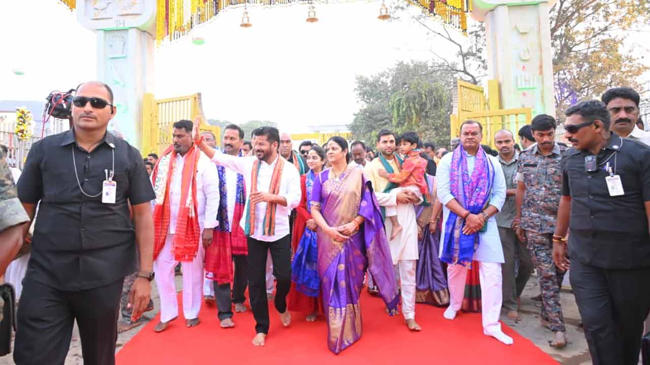భక్తులకు అభివాదం చేస్తూ మేడారం వన దేవతల ప్రాంగణంలో సీఎం, ఆయన సతీమణి