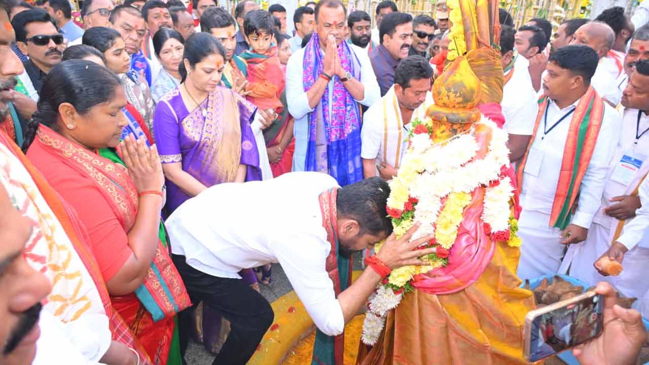 వన దేవతల గద్దెల వద్ద సీఎం పూజలు