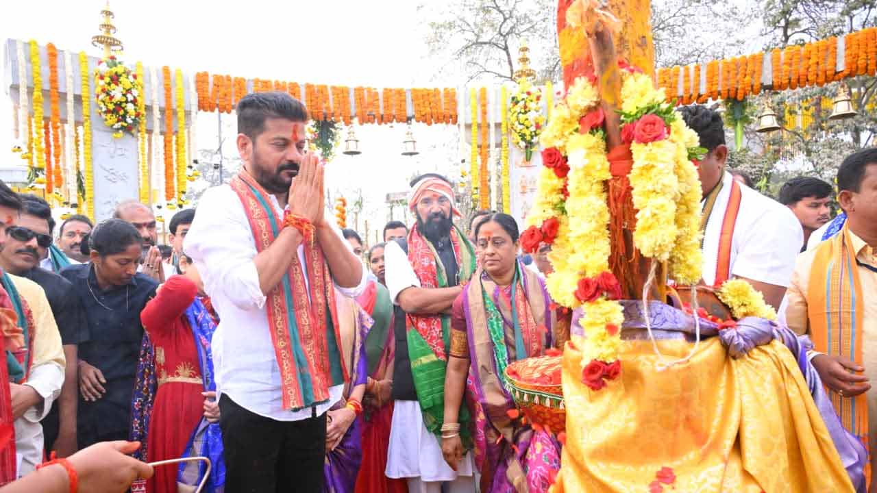 వన దేవతలకు నమస్కరిస్తున్న రేవంత్ రెడ్డి