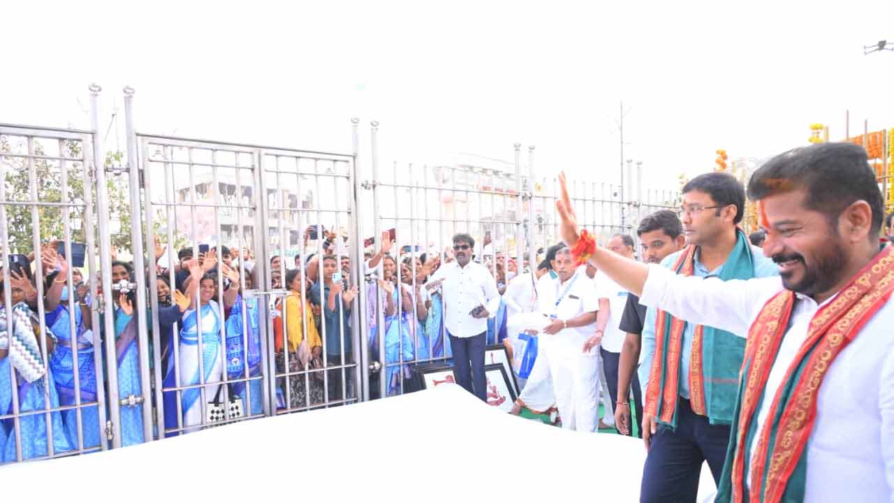 భక్తులకు అభివాదం చేస్తున్న ముఖ్యమంత్రి