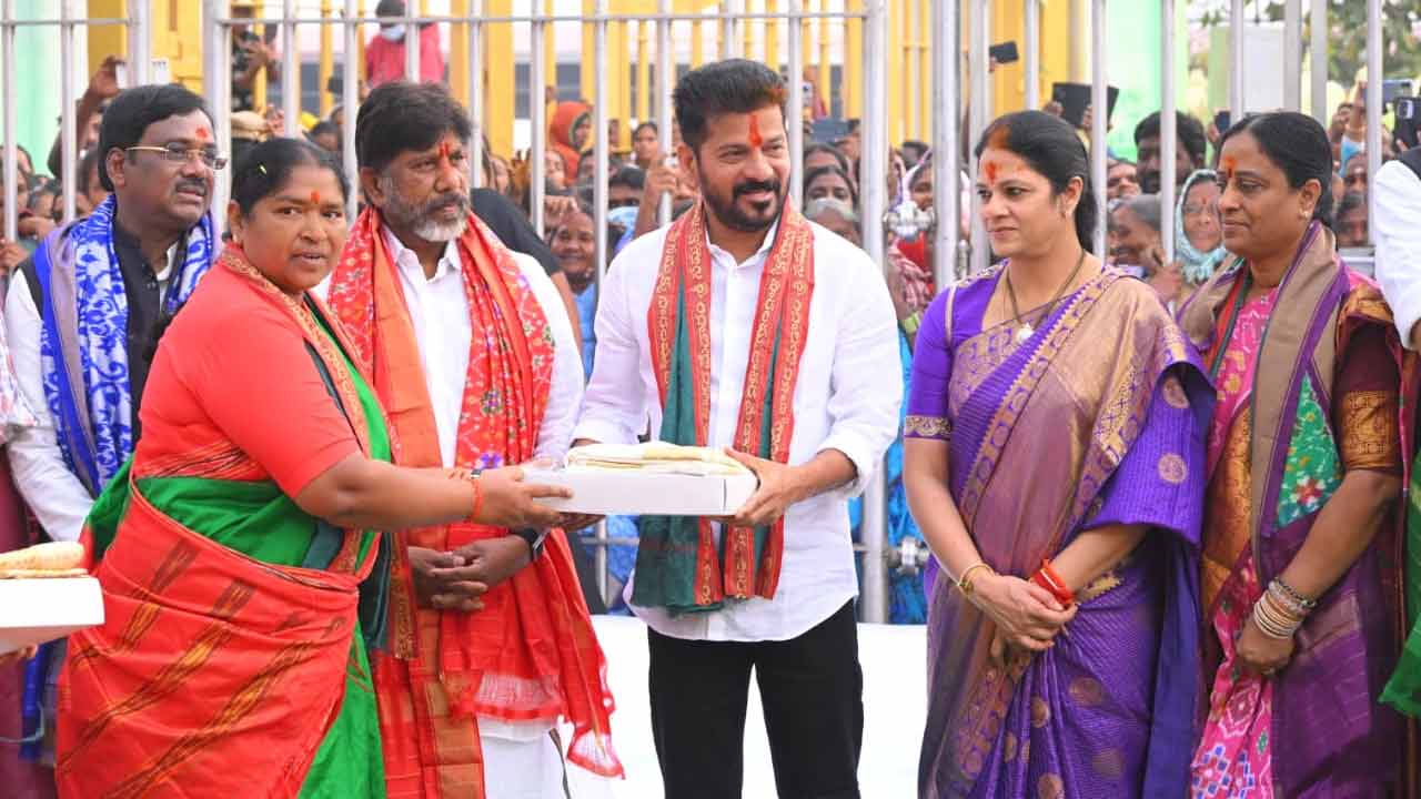 ముఖ్యమంత్రికి మంత్రి సీతక్క కానుక సమర్పణ