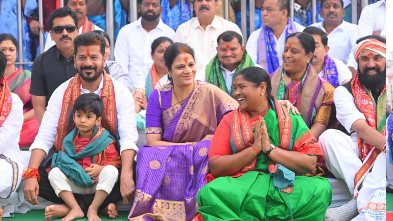 సీఎ రేవంత్ రెడ్డి సతీమణి గీతా రెడ్డితో మంత్రి సీతక్క ముచ్చట్లు