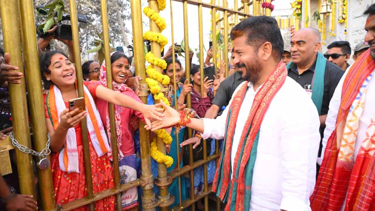 సీఎంతో కరచాలనం కోసం పోటీ పడుతున్న భక్తులు