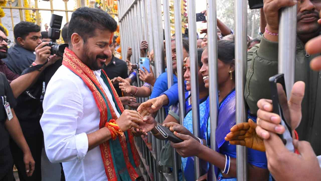 ఆదివాసీ మహిళలతో రేవంత్ ముచ్చట్లు