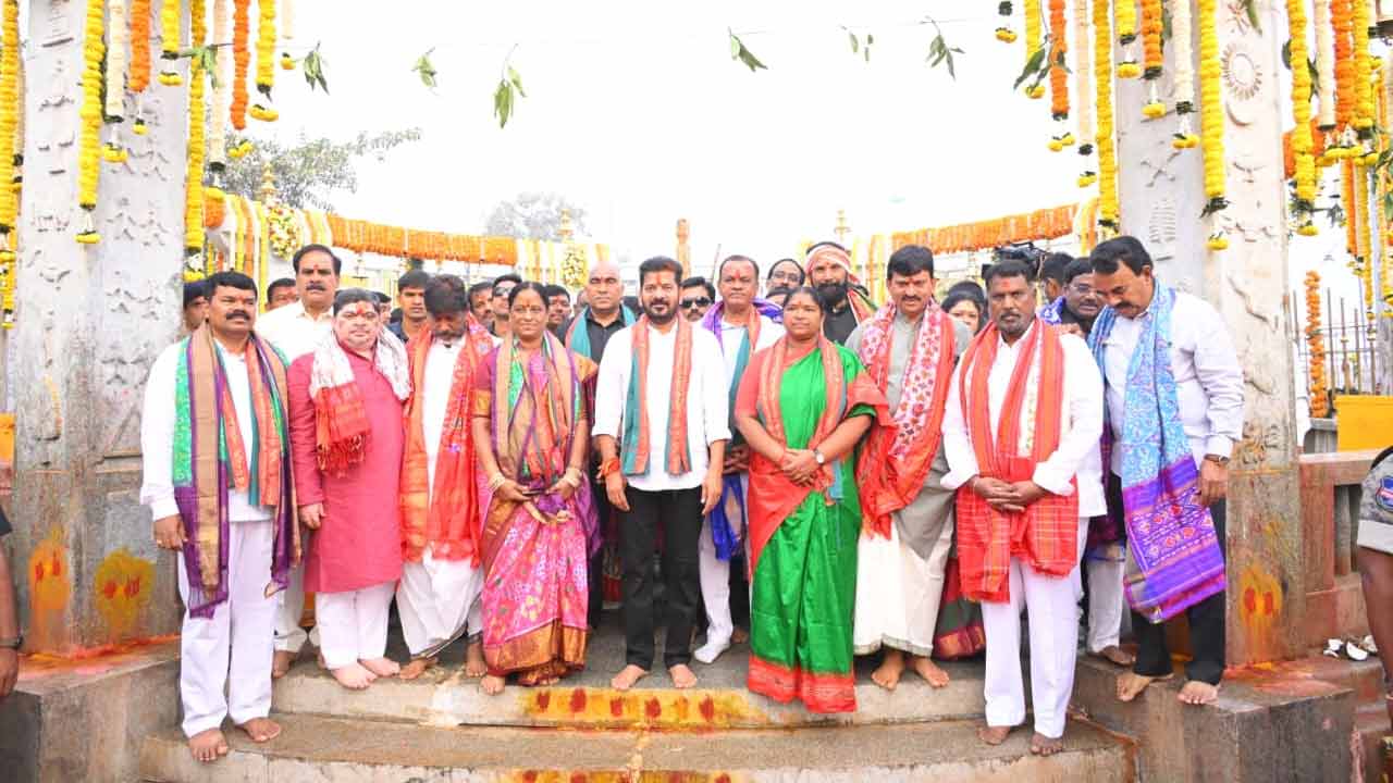 గద్దెల ప్రాంగణంలో మంత్రులతో సీఎం రేవంత్