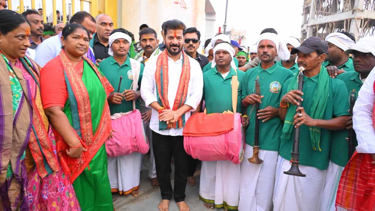 ఆదివాసీ కళాకారులతో సీఎం రేవంత్, మంత్రి సీతక్క