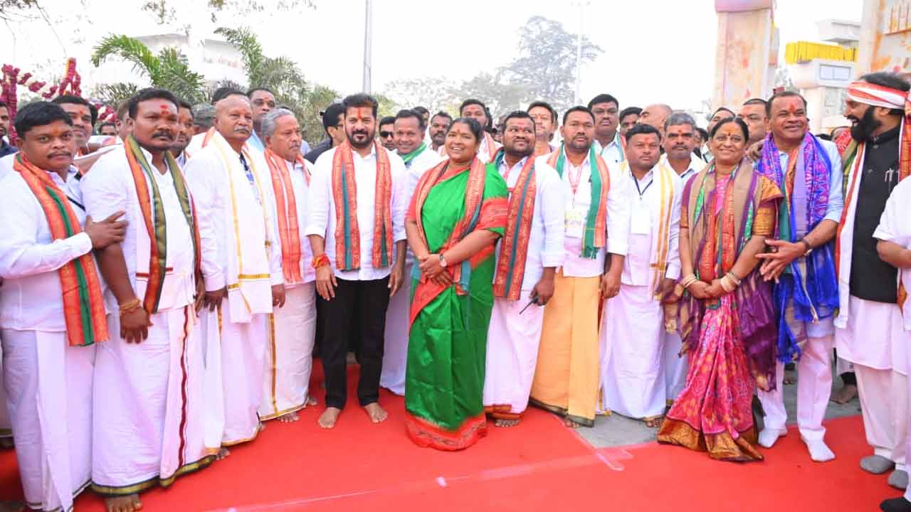స్థానిక ఆదివాసీ నేతలతో సీఎం రేవంత్, మంత్రి సీతక్క