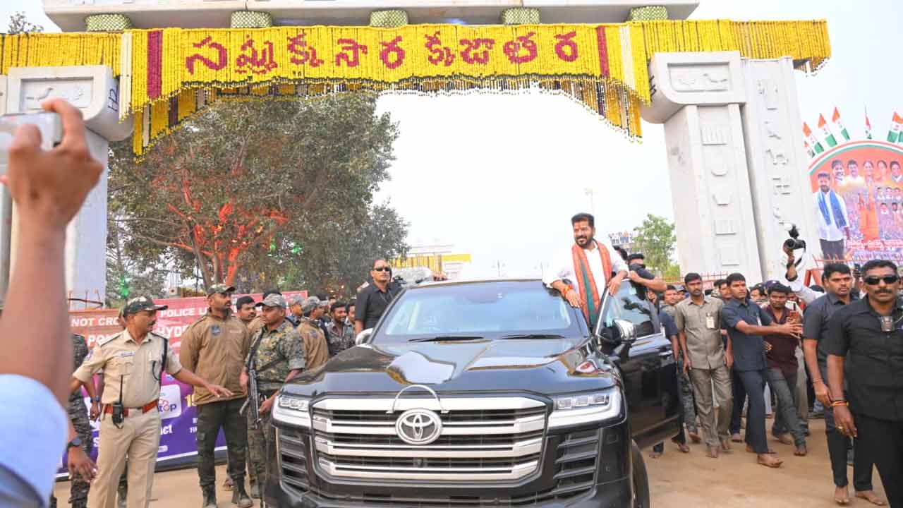 మేడారం పర్యటన ముగించుకుని సీఎం రేవంత్ తిరుగు ప్రయాణం