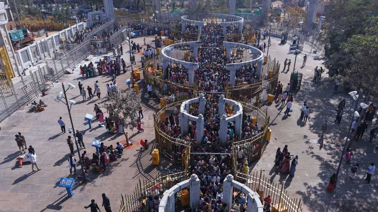 భక్తులతో నిండిపోయిన గద్దెల ప్రాంగణం
