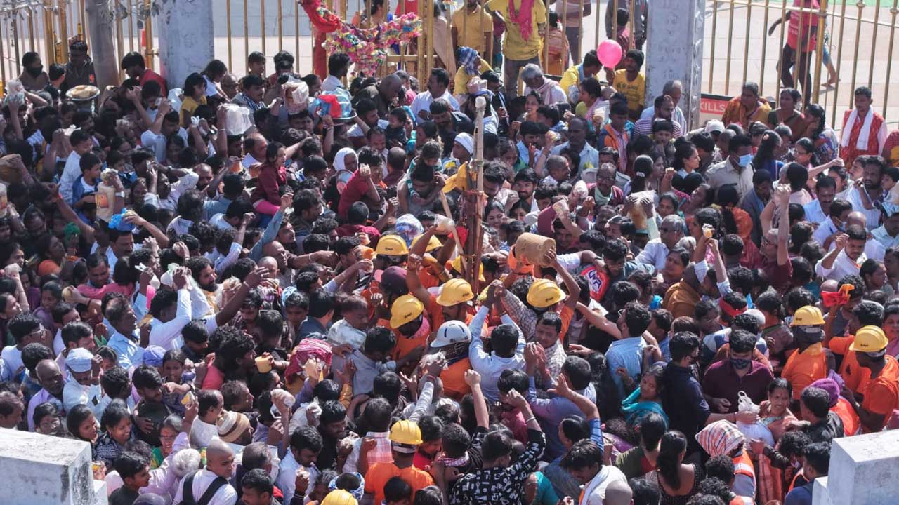 వన దేవతలకు బంగారం సమర్పణ