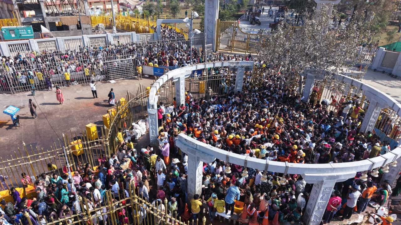 మేడారం జాతరకు పోటెత్తిన భక్తులు