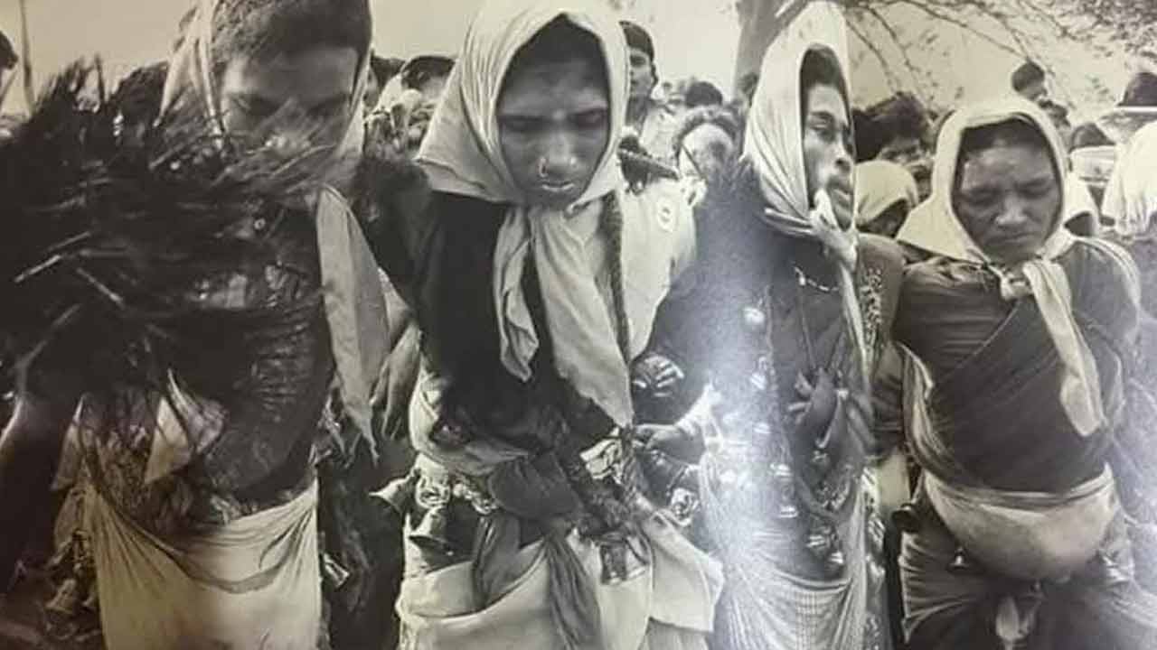 Medaram Jathara | 50 ఏళ్ల క్రితం మేడారం జాతర.. ఆశ్చర్యపరుస్తున్న ఫొటోలు - Image 7
