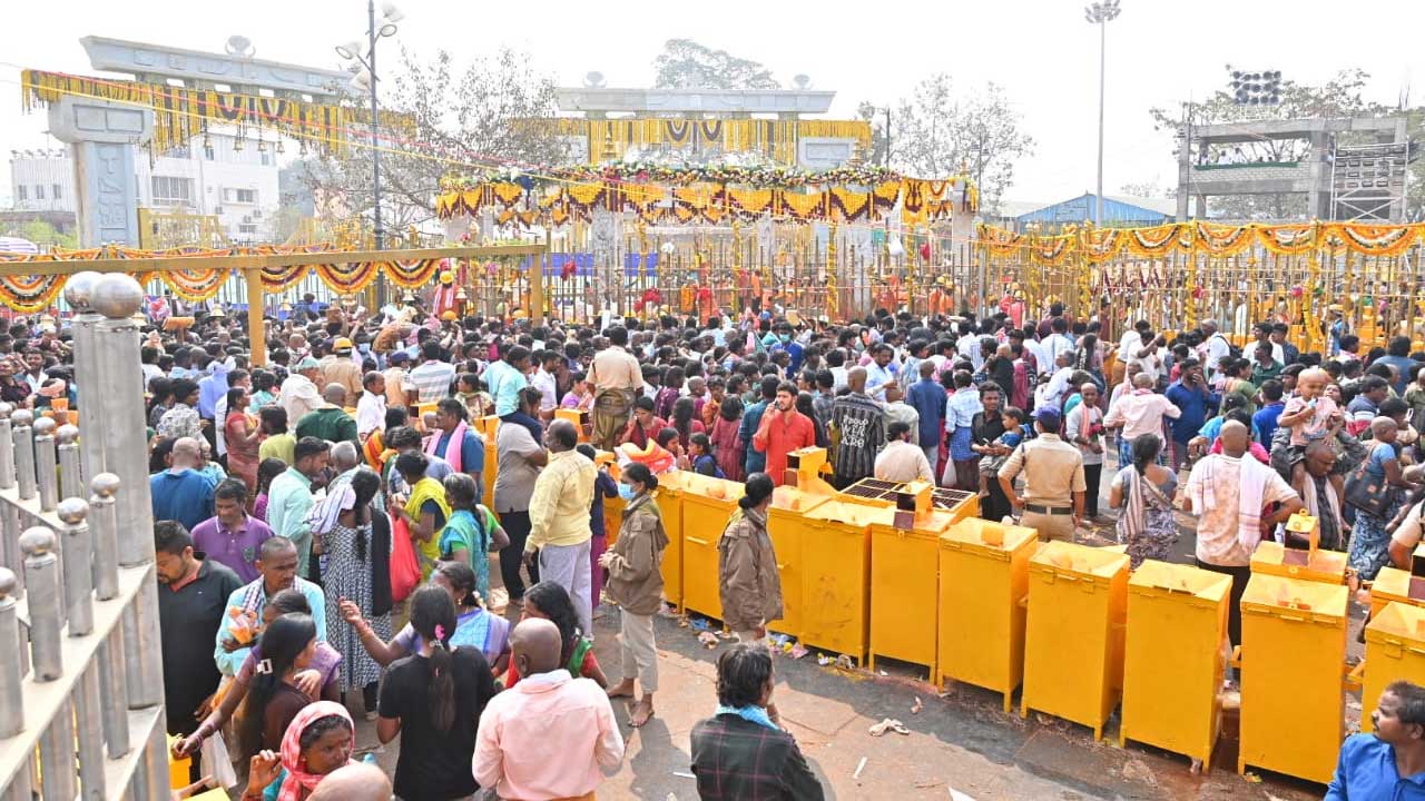 Medaram Jathara | మేడారం భక్త జనసంద్రం.. కోలాహలంగా మహాజాతర.. ఫొటోలు - Image 1