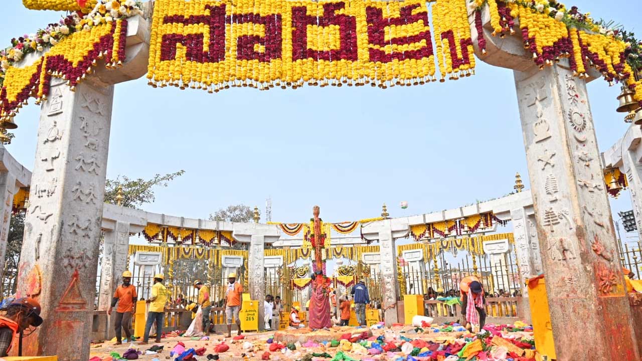 Medaram Jathara | మేడారం భక్త జనసంద్రం.. కోలాహలంగా మహాజాతర.. ఫొటోలు - Image 11