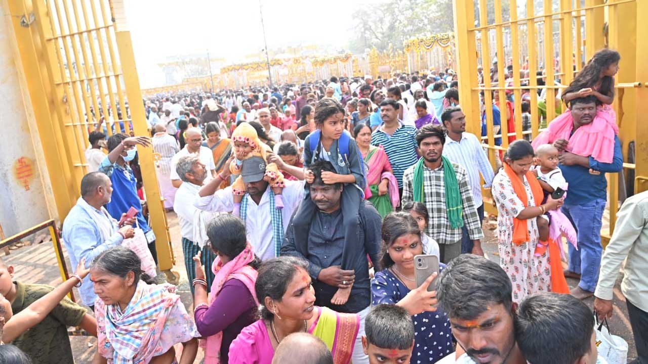 Medaram Jathara | మేడారం భక్త జనసంద్రం.. కోలాహలంగా మహాజాతర.. ఫొటోలు - Image 2