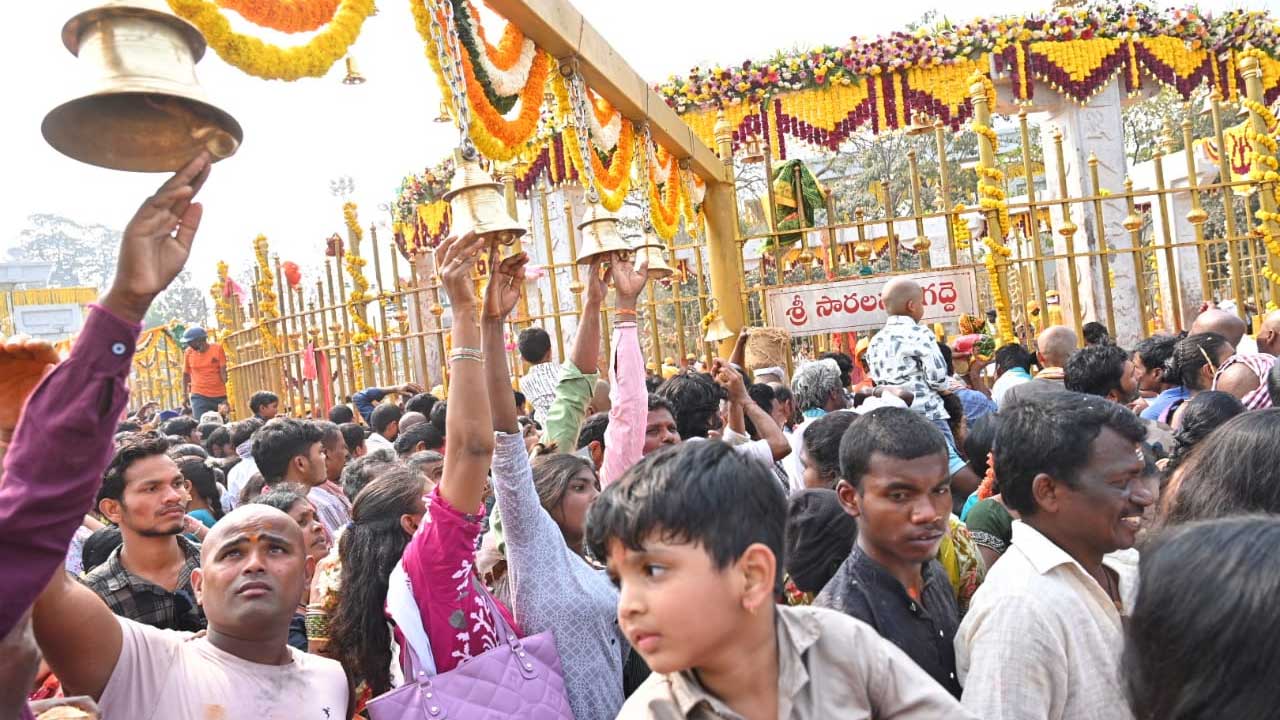 Medaram Jathara | మేడారం భక్త జనసంద్రం.. కోలాహలంగా మహాజాతర.. ఫొటోలు - Image 4