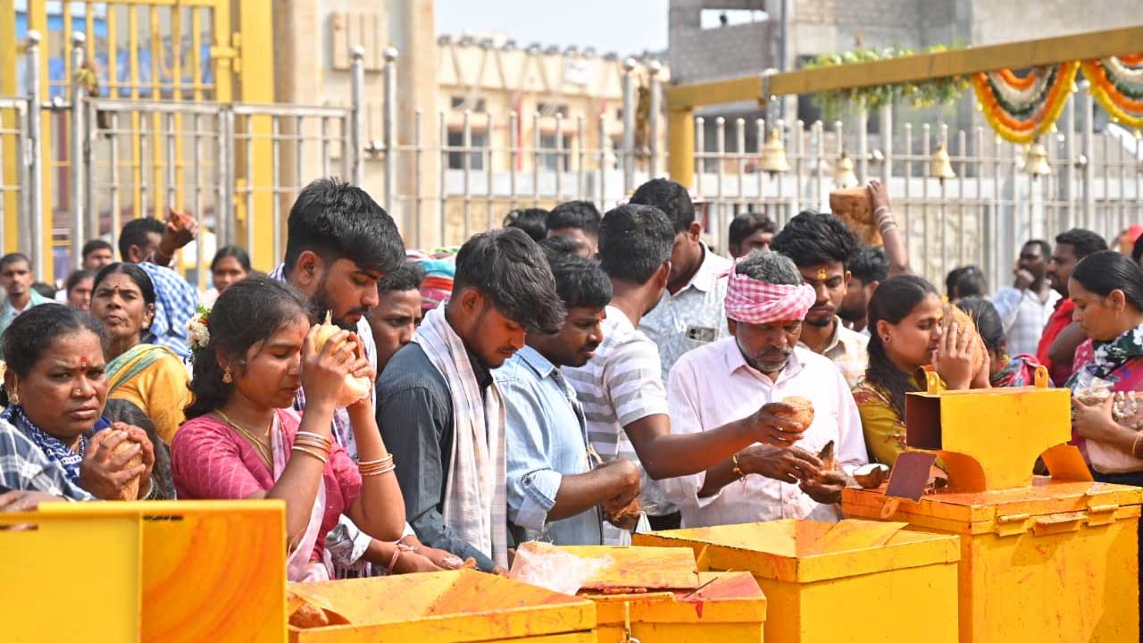 Medaram Jathara | మేడారం భక్త జనసంద్రం.. కోలాహలంగా మహాజాతర.. ఫొటోలు - Image 5