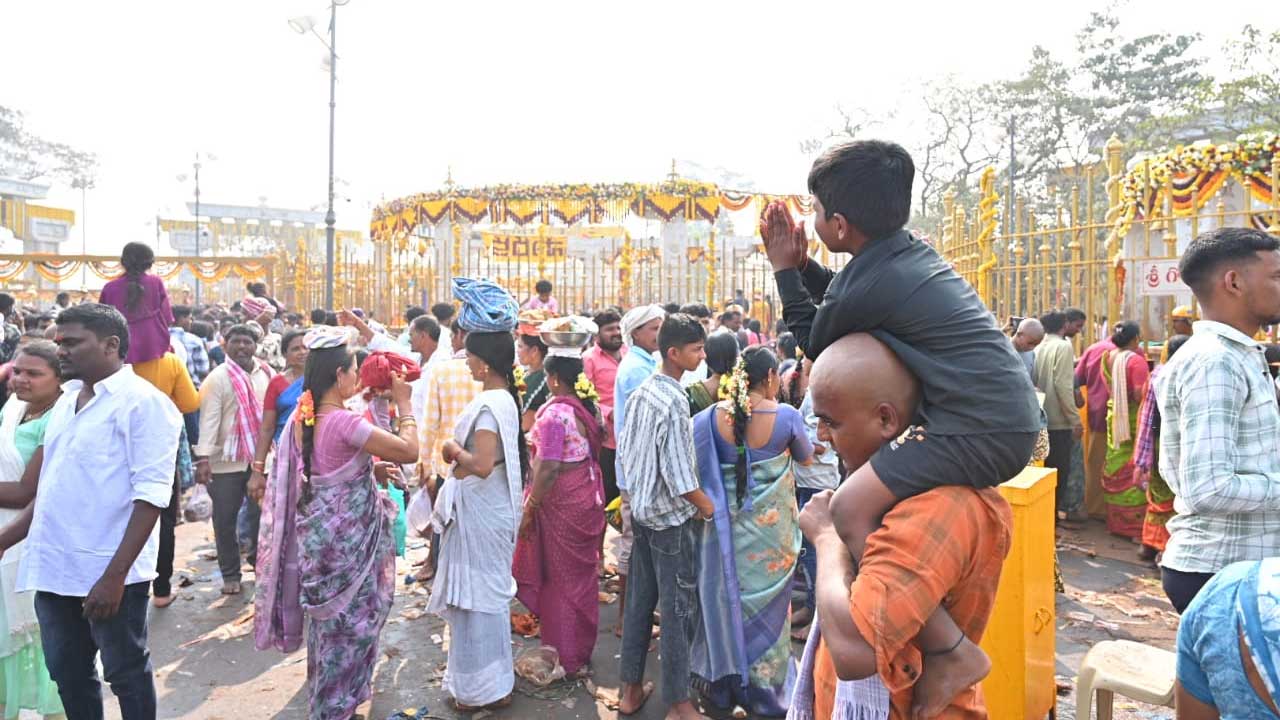 Medaram Jathara | మేడారం భక్త జనసంద్రం.. కోలాహలంగా మహాజాతర.. ఫొటోలు - Image 6