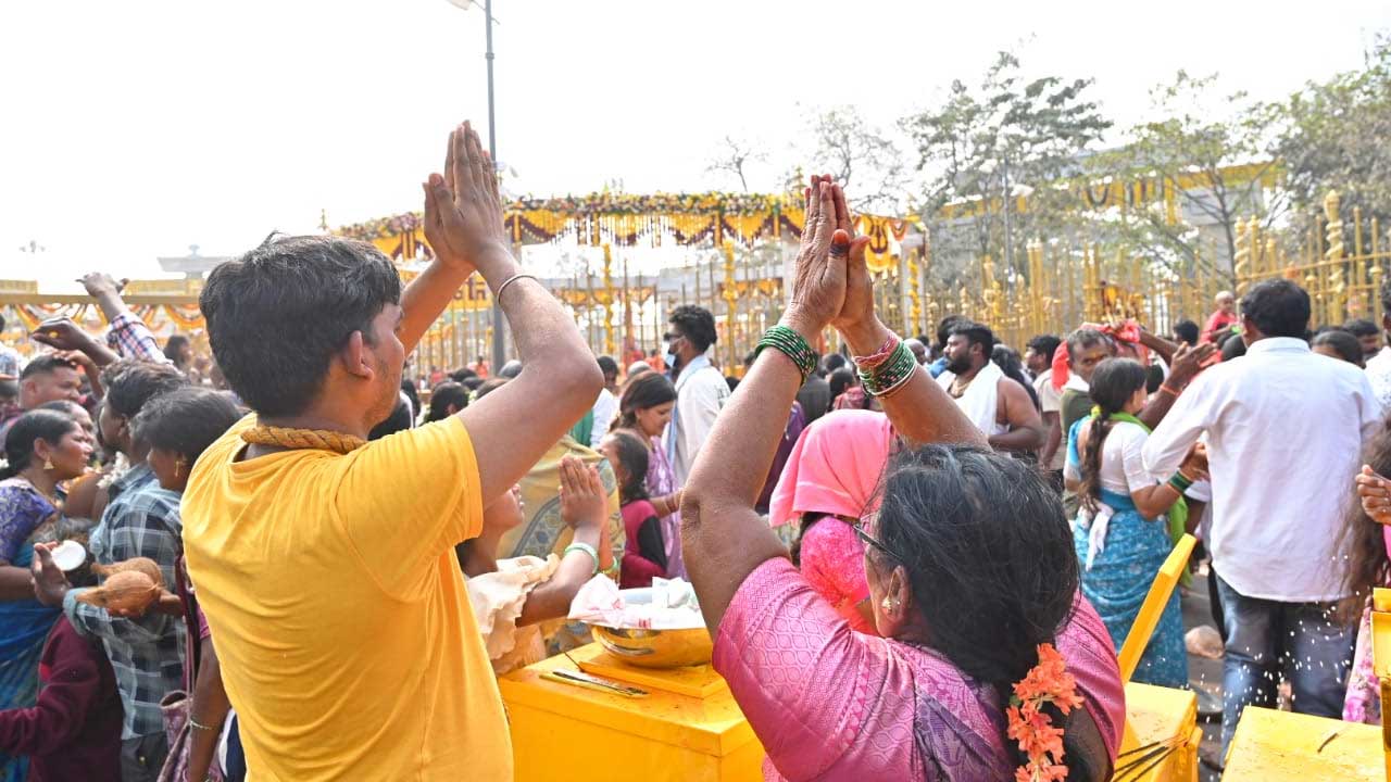 Medaram Jathara | మేడారం భక్త జనసంద్రం.. కోలాహలంగా మహాజాతర.. ఫొటోలు - Image 7