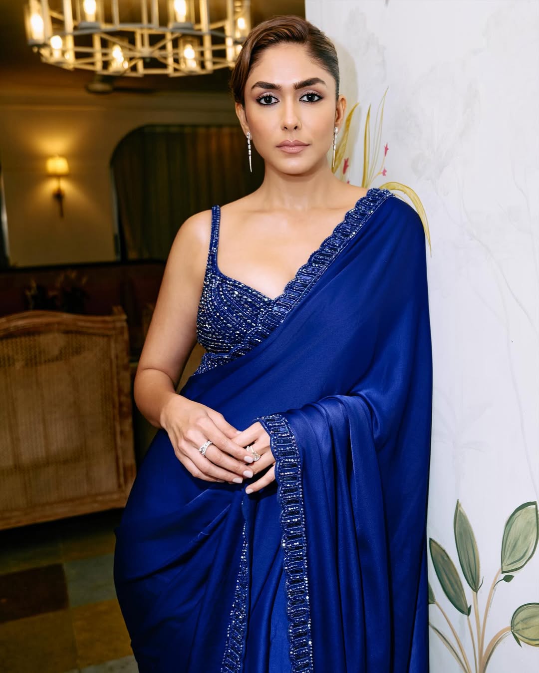 తమిళ హీరో ధనుష్ను మృణాల్ పెళ్లి చేసుకోనున్నట్లు వార్తలొచ్చాయి. ఈ రూమర్లను మృణాల్ టీమ్ ఖండించారు.