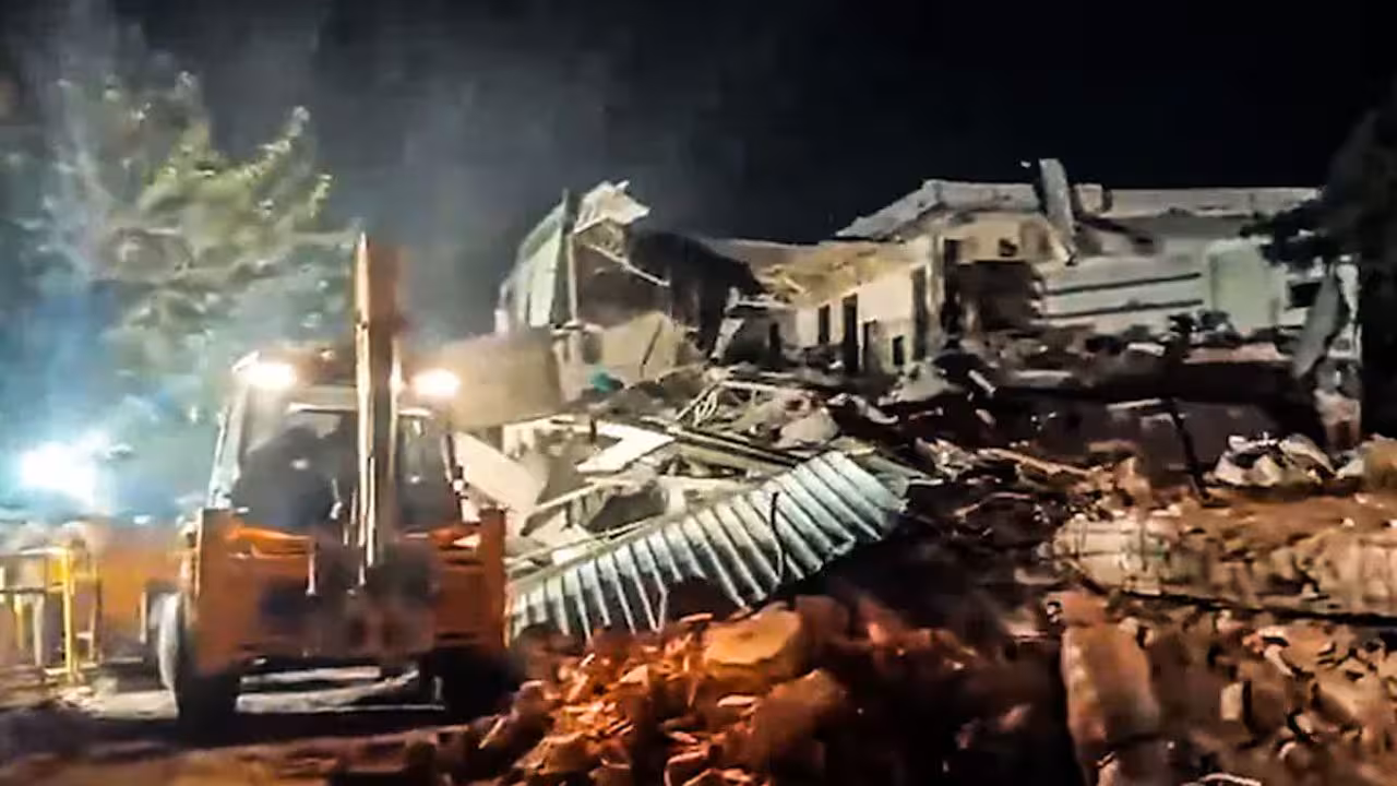 Old Delhi | పాతబస్తీలో తీవ్ర ఉద్రిక్తత.. మున్సిపల్ సిబ్బంది, పోలీసులపై జనం రాళ్ల దాడి