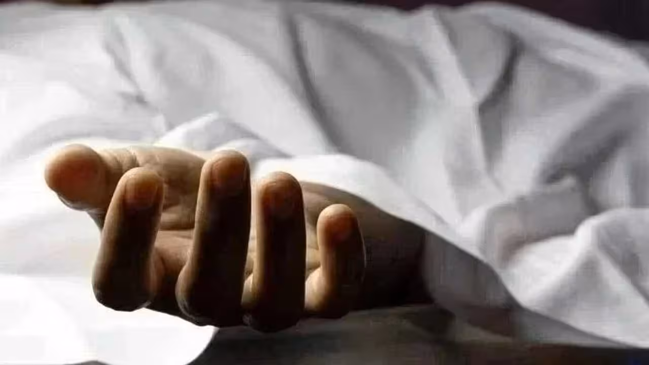 Pregnant Woman | ప్రసవం కోసం 6 కి.మీ. నడక.. కడుపులో ఉన్న బిడ్డతో సహా గర్భిణి మృతి
