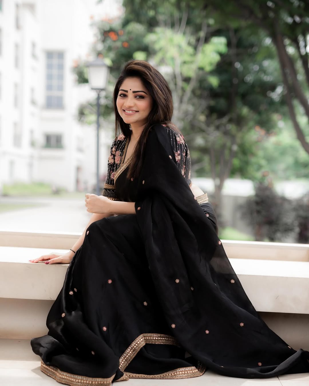 సోషల్ మీడియాలో వచ్చే నెగెటివ్ కామెంట్లను తాను అస్సలు పట్టించుకోనని రచితా రామ్ అన్నది.