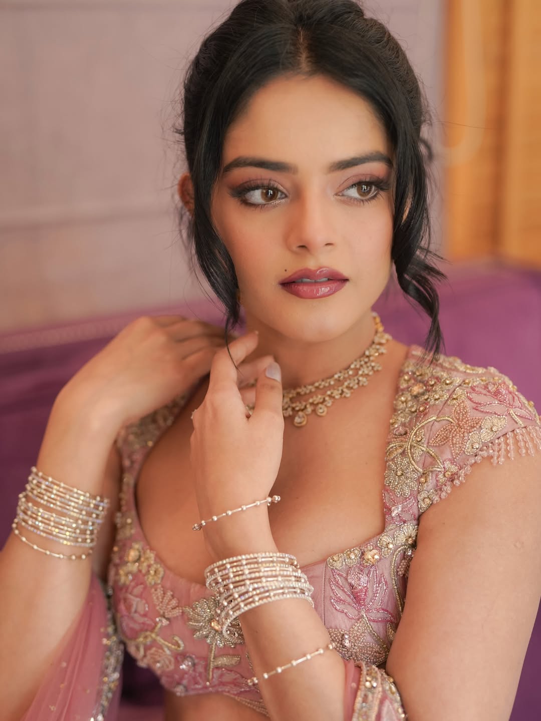 రాజాసాబ్ కోసం రిద్ధి కుమార్ మూడు కోట్ల వరకు రెమ్యూనరేషన్ తీసుకున్నట్లు సమాచారం.