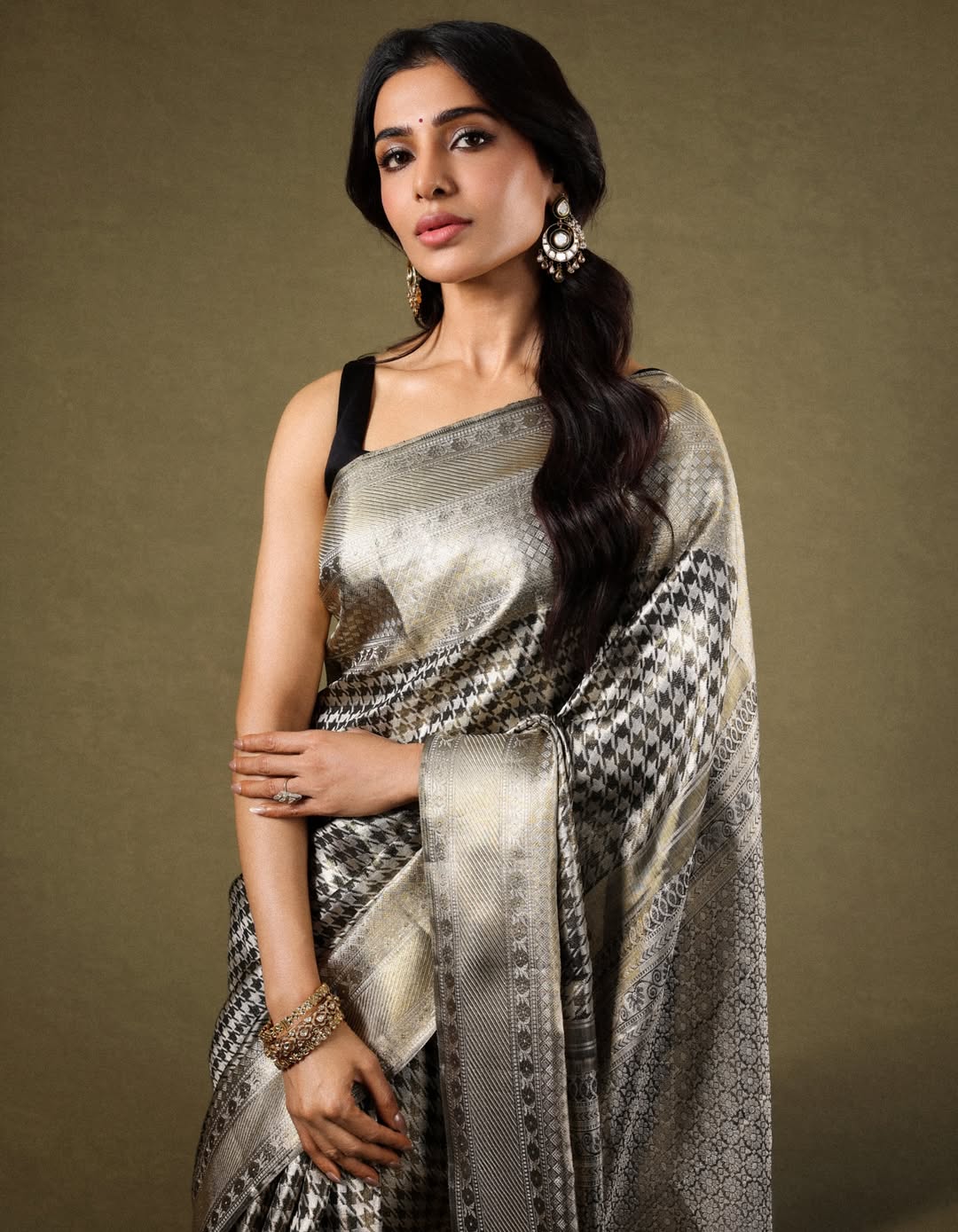 పెళ్లి తర్వాత సమంత తన ఇంటి పేరును మార్చుకోనున్నట్లు ప్రచారం జరుగుతోంది.