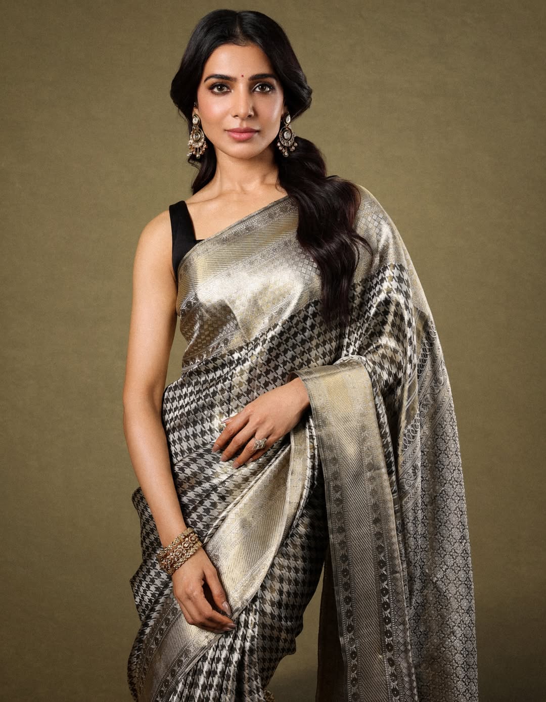 భర్త ఇంటి పేరులోనే నిడిమోరును తన పేరు పక్కన జత చేయనున్నట్లు సమాచారం.