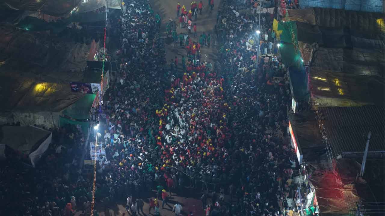 Medaram Jathara | వనం నుంచి జనంలోకి సమ్మక్క.. భక్తి పారవశ్యంలో జనారణ్యం.. ఫొటోలు - Image 1