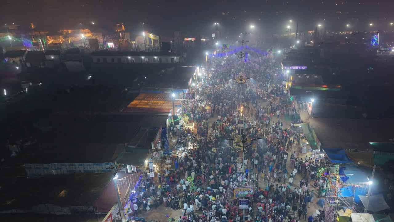 Medaram Jathara | వనం నుంచి జనంలోకి సమ్మక్క.. భక్తి పారవశ్యంలో జనారణ్యం.. ఫొటోలు - Image 10
