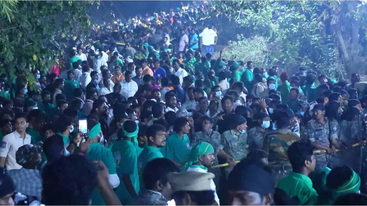 Medaram Jathara | వనం నుంచి జనంలోకి సమ్మక్క.. భక్తి పారవశ్యంలో జనారణ్యం.. ఫొటోలు - Image 13