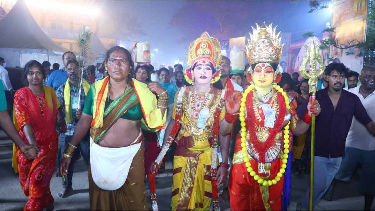 Medaram Jathara | వనం నుంచి జనంలోకి సమ్మక్క.. భక్తి పారవశ్యంలో జనారణ్యం.. ఫొటోలు - Image 14