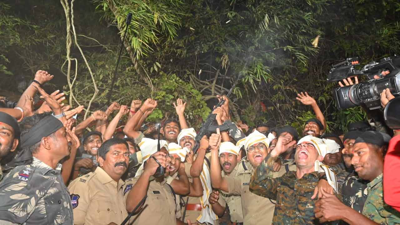 Medaram Jathara | వనం నుంచి జనంలోకి సమ్మక్క.. భక్తి పారవశ్యంలో జనారణ్యం.. ఫొటోలు - Image 15