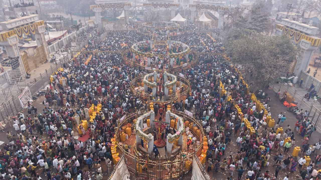 Medaram Jathara | గద్దెలపై వనదేవతలు.. దర్శనానికి బారులు తీరిన భక్తజనం.. ఫొటోలు - Image 1