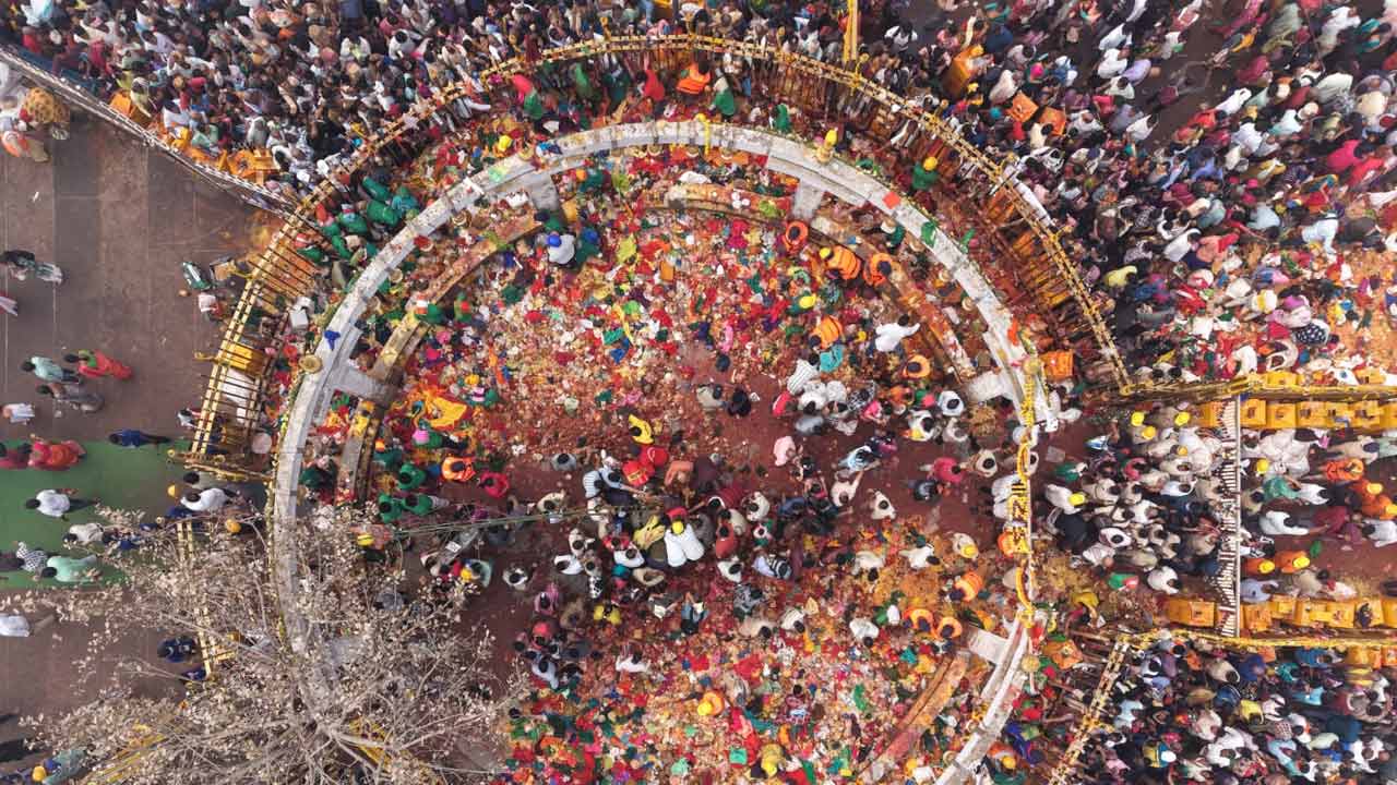 Medaram Jathara | గద్దెలపై వనదేవతలు.. దర్శనానికి బారులు తీరిన భక్తజనం.. ఫొటోలు - Image 2