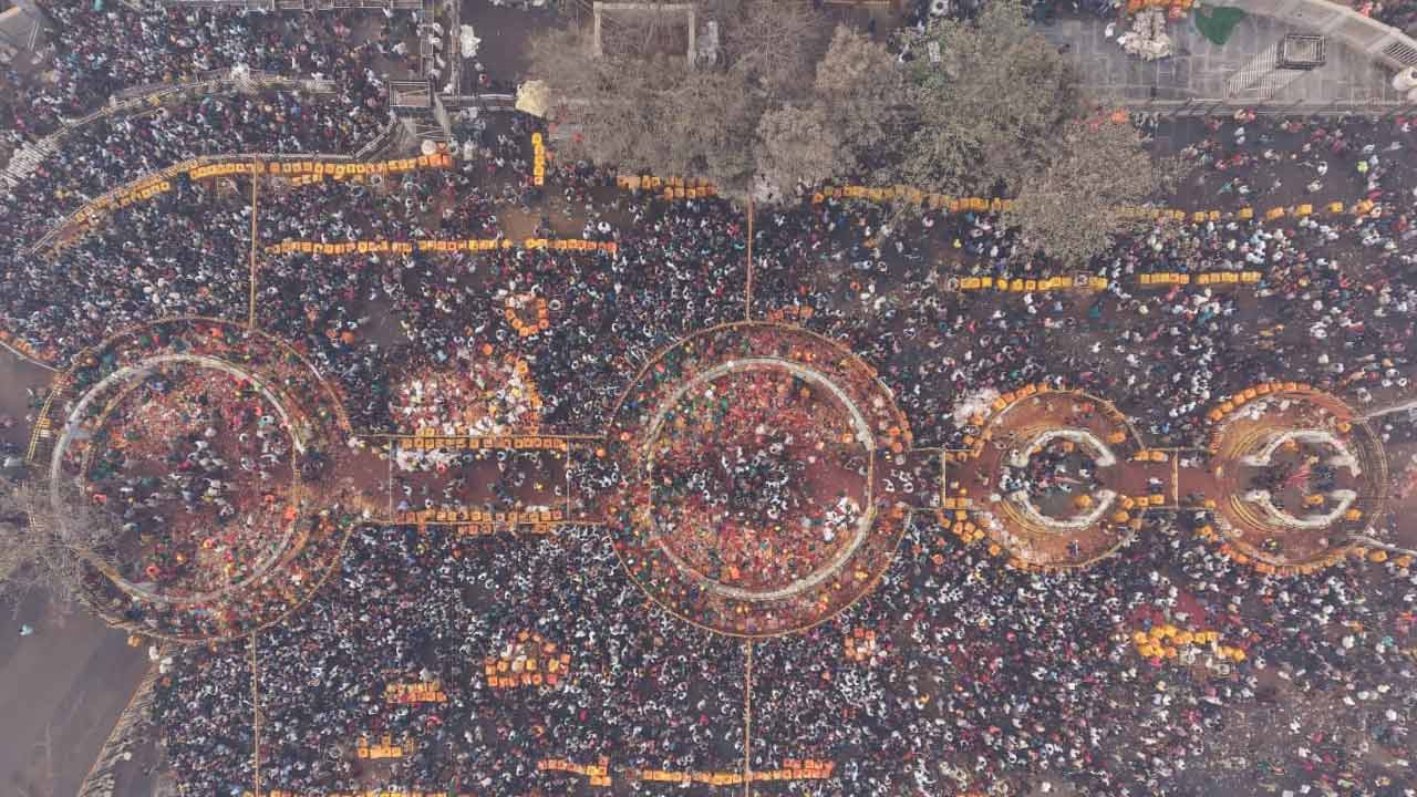 Medaram Jathara | గద్దెలపై వనదేవతలు.. దర్శనానికి బారులు తీరిన భక్తజనం.. ఫొటోలు - Image 3