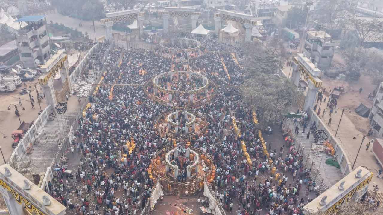 Medaram Jathara | గద్దెలపై వనదేవతలు.. దర్శనానికి బారులు తీరిన భక్తజనం.. ఫొటోలు - Image 5